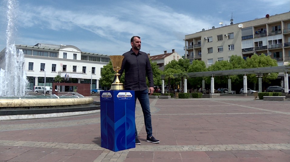 Boško Radović poreh pehara Mundobasketa,FOTO: Lob Sport