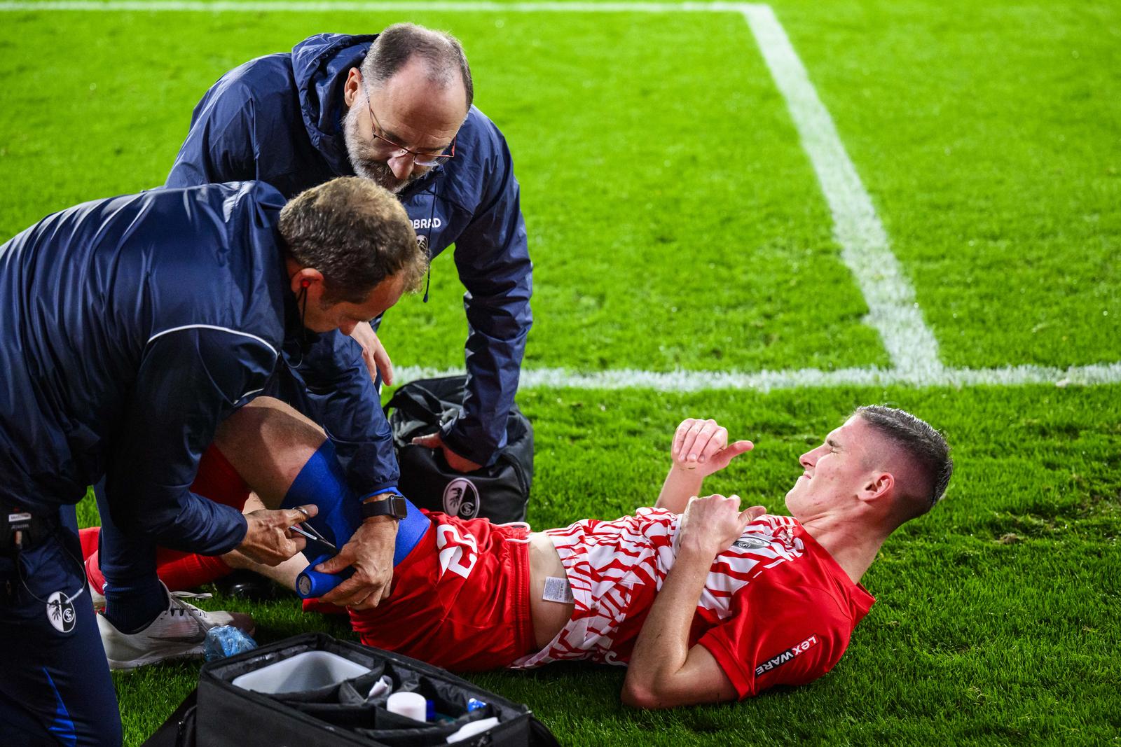 Šalai, član Frajburga, povrijedio se na meču protiv TSC-a, FOTO: Tom Weller/DPA/PIXSELL