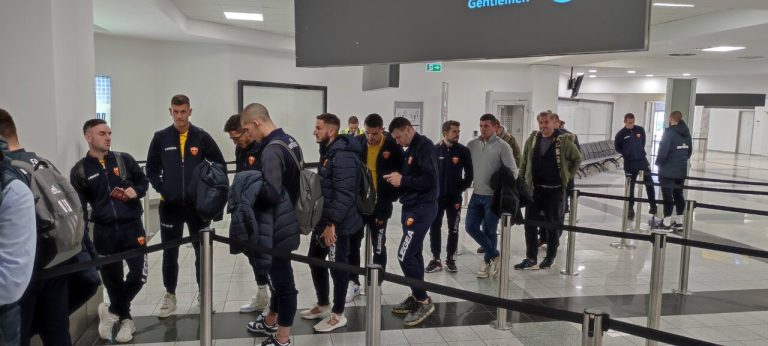 Fudbaleri Crne Gore prilikom dolaska na aerodrom u Budimpešti, FOTO: Nikola Jovanović/Lob Sport