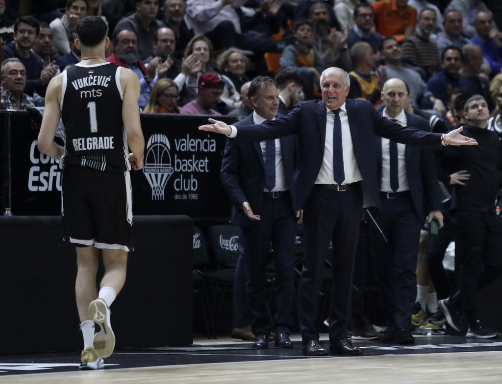 Obradović tokom duela u Valensiji, FOTO: Twitter/Partizan