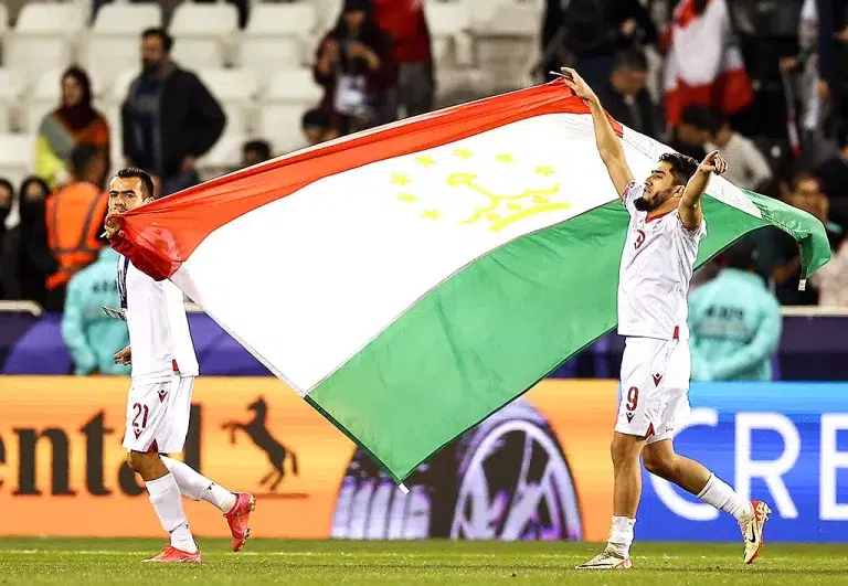 Fudbaleri Tadžikistana sa zastavom svoje zemlje proslavljaju istorijski uspjeh, FOTO: Asia Cup/X